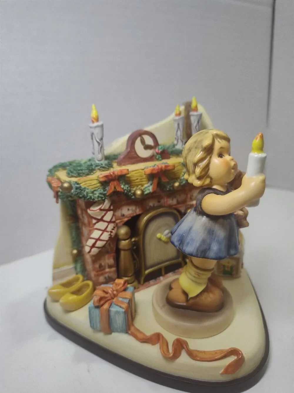 Goebel M.I. Hummel Christmas Wish HUM 2094 Musikfest Collection – 1999